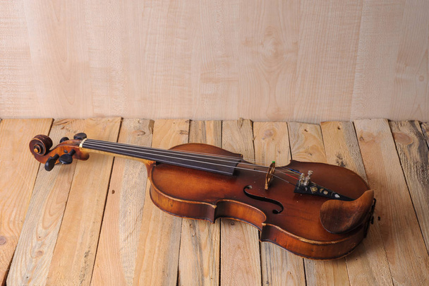una imagen de violín sobre el fondo de madera
 - Foto, imagen