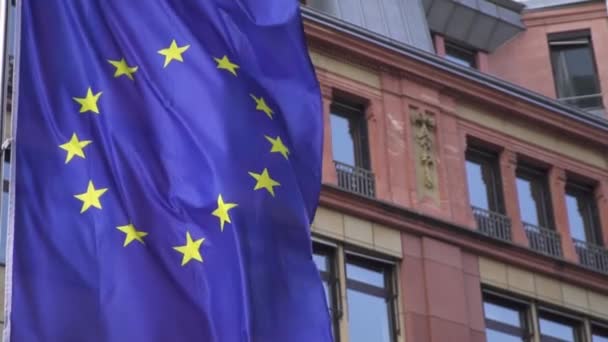 Σημαία της Ευρωπαϊκής Ένωσης κουνώντας αργή κίνηση στη Φρανκφούρτη Γερμανία. - Πλάνα, βίντεο
