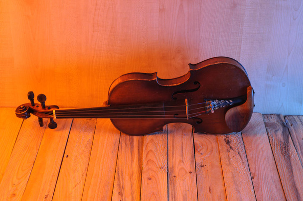 ένα βιολί εικόνα σχετικά με το λευκό φόντο - Φωτογραφία, εικόνα