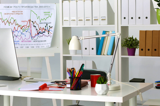 Mesa de oficina con bloc de notas en blanco y portátil
 - Foto, imagen