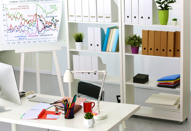 Mesa de oficina con bloc de notas en blanco y portátil
 - Foto, Imagen
