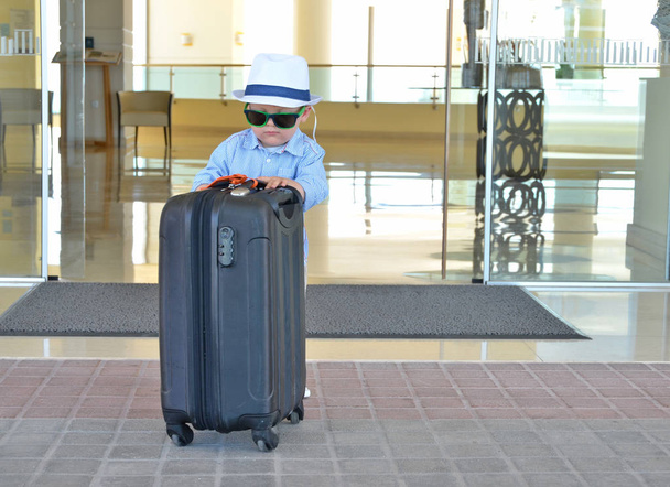  スーツケースを持った男の子 - 写真・画像