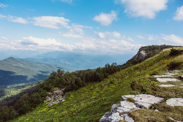 Зеленый кавказский горный пейзаж, туристическая концепция
 - Фото, изображение