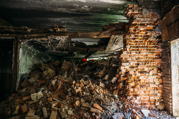 Uvnitř v troskách budovy opuštěného domu po katastrofě, válka, zemětřesení nebo jiné přírodní katastrofě - Fotografie, Obrázek