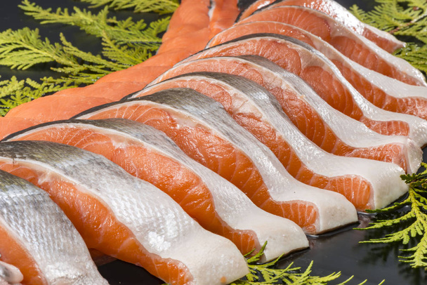 新鮮でおいしい鮭の切り身 - 写真・画像