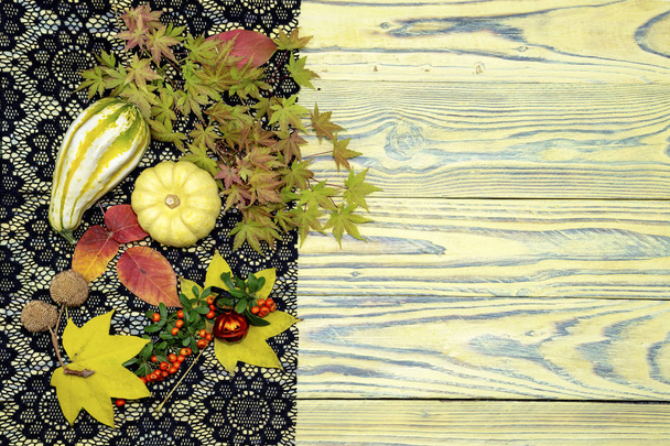 herfst bladeren op een houten achtergrond  - Foto, afbeelding