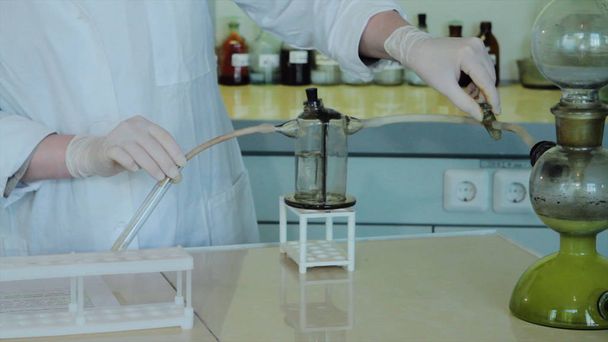 Yakın çekim yapma bilim adamları kısmi görünümünü reaktif ve şişe ile deneme. Biyoteknoloji araştırma laboratuvarında yakın çekim - Fotoğraf, Görsel