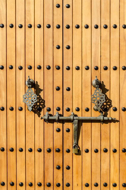 старі дерев'яні двері
 - Фото, зображення