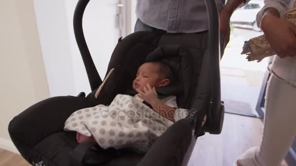 Parents Arriving Home With Newborn  - Séquence, vidéo