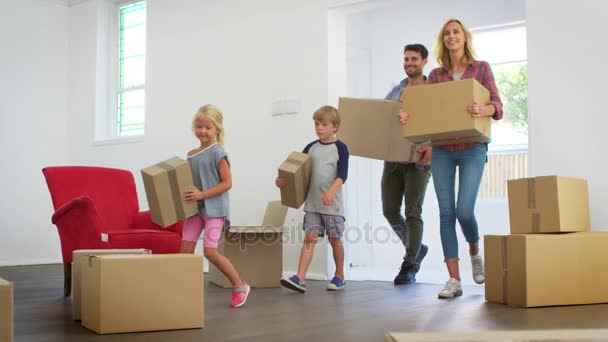Family Unpacking Boxes - Metraje, vídeo