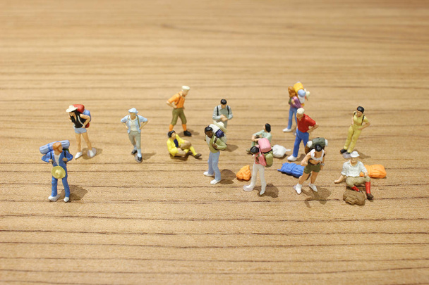 groupe Mini figurines de voyageur avec des bagages
 - Photo, image