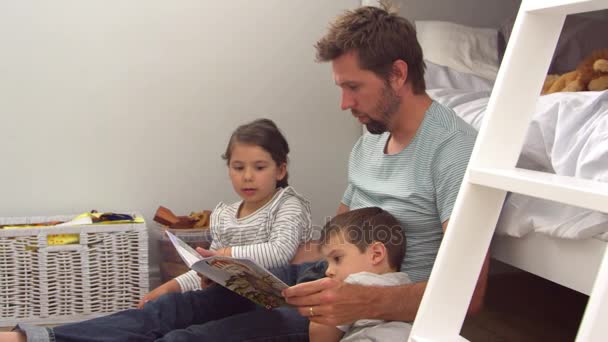 Father Reading Story To Children  - Záběry, video