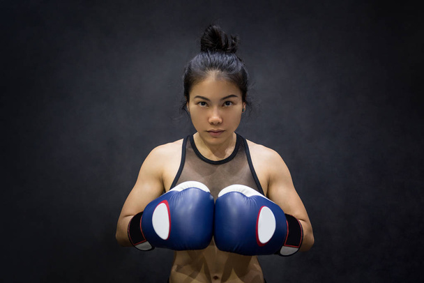 joven mujer asiática posando con guantes de boxeo
 - Foto, imagen