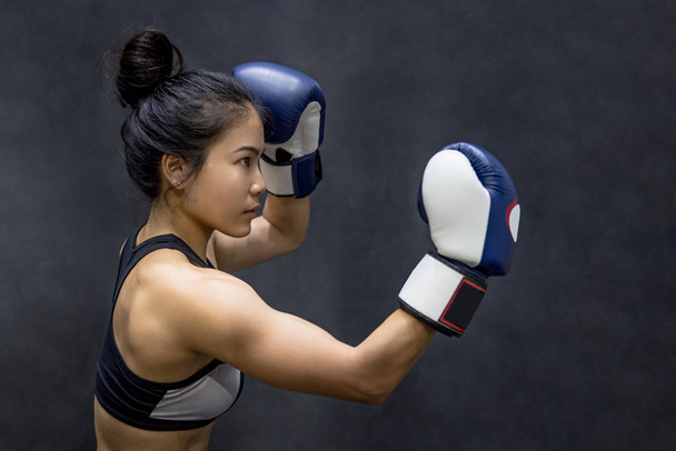 jovem mulher asiática posando com luvas de boxe
 - Foto, Imagem