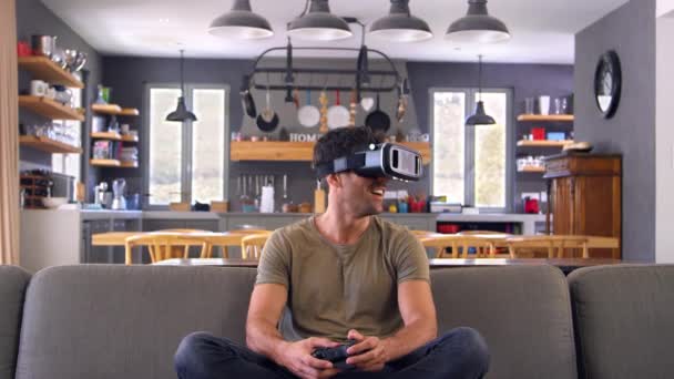 Man Wearing Virtual Reality Headset - Filmagem, Vídeo