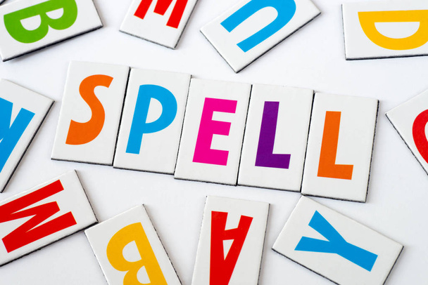 woord spell gemaakt van kleurrijke letters  - Foto, afbeelding