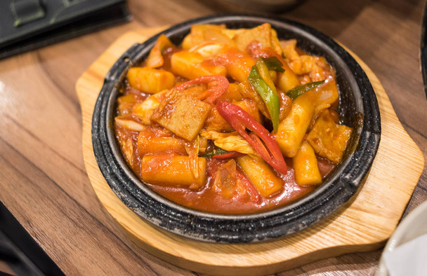 Rijstwafel of Dak galbi Koreaans voedsel is populair Koreaans gerecht gemaakt door roer frituren gemarineerde blokjes kip in een saus gebaseerd gochujang met zoete aardappelen, kool. - Foto, afbeelding