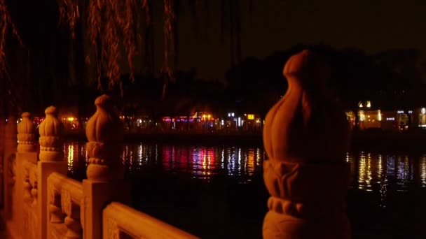 pobřeží z kamene railings.reflection na jezeře s splendid Čína starobylé architektury - Záběry, video