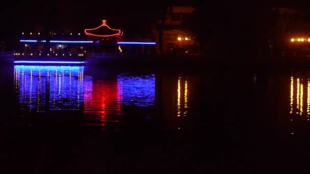 見事な中国古代建築照明と湖の反射. - 映像、動画
