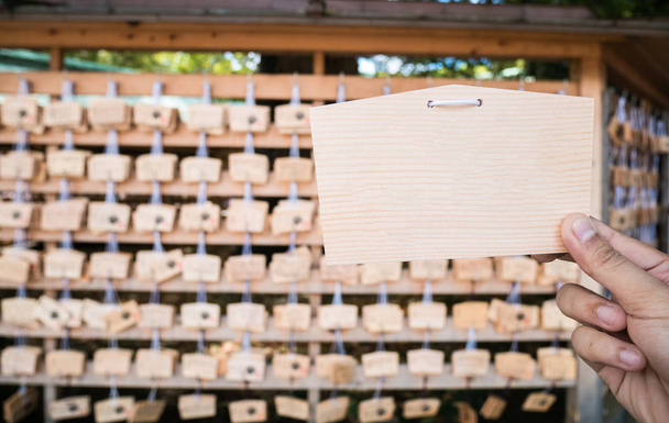 Молитвенная доска или небольшая деревянная (ema) для написания молитв на тарелке в японском храме Мэйдзи
 - Фото, изображение