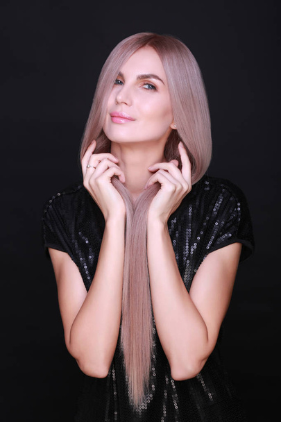 Doğal makyaj ve uzun saçlı güzel kadın portresi - Fotoğraf, Görsel