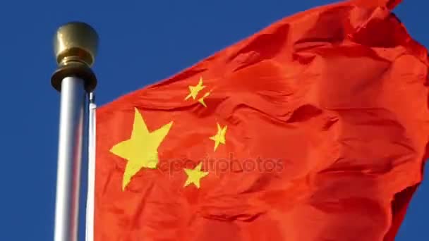 Chinese rode vlag wuift in de wind & blauwe hemel. - Video