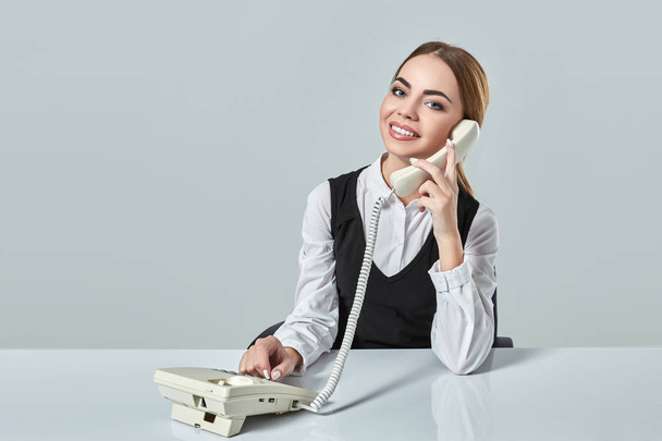 Porträt einer jungen Sekretärin am Telefon - Foto, Bild