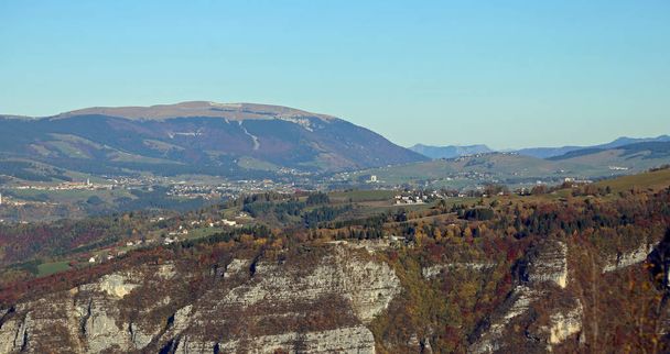 panorama des montagnes italiennes avec la ville d'Asiago et th
 - Photo, image
