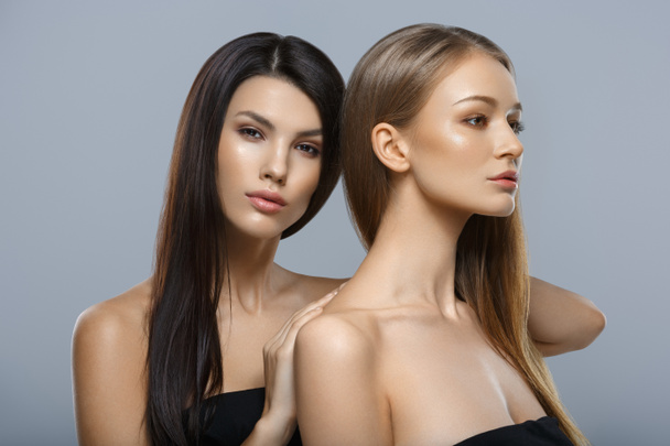 Duas mulheres com maquiagem natural
  - Foto, Imagem