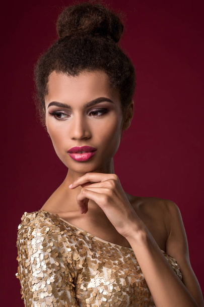 Make-up, szexi arany a fiatal afrikai nő divat ruha. - Fotó, kép