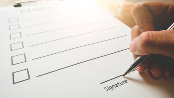 Nahaufnahme Hand halten Stift für Unterschrift auf Vertragsdokument in Geschäftskonzept  - Foto, Bild