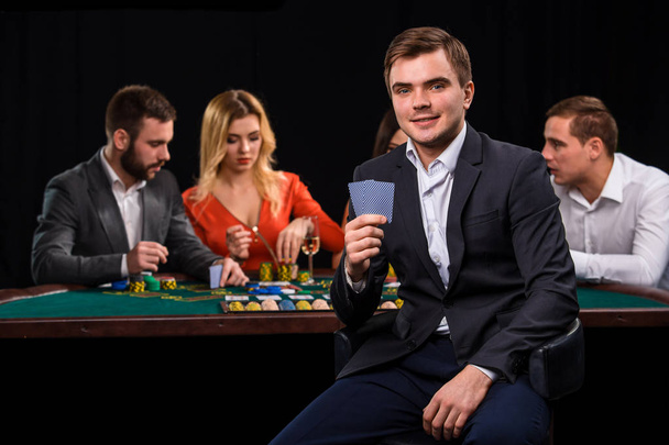 Nuoret pelaavat pokeria pöydässä. Kasino
 - Valokuva, kuva