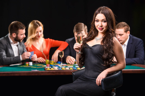 Jóvenes jugando al póquer en la mesa. Casino Casino
 - Foto, Imagen