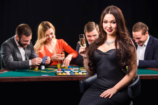 junge Leute, die am Tisch Poker spielen. Casino - Foto, Bild