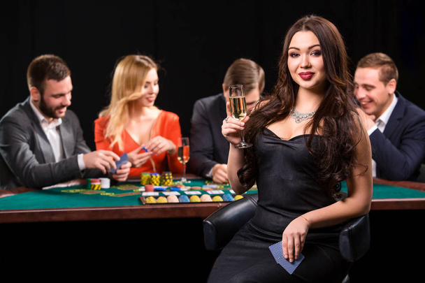 Jovens a jogar póquer à mesa. Casino
 - Foto, Imagem