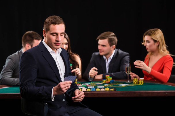 A fiatalok az asztalnál pókerezni. Kaszinó - Fotó, kép
