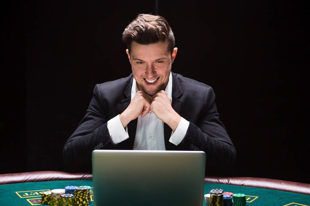 Online-Pokerspieler sitzen am Tisch - Foto, Bild