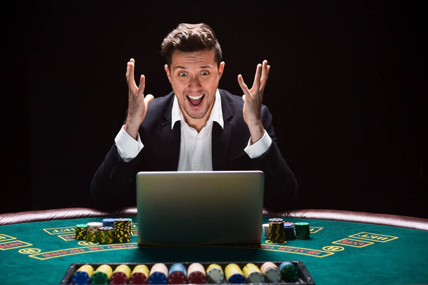 Онлайн гравці в покер сидять за столом
 - Фото, зображення