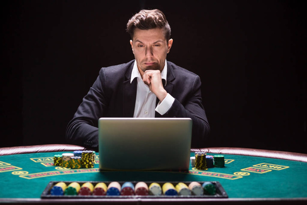 Online poker players sitting at the table - Foto, immagini