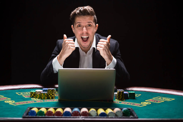 Jogadores de poker online sentados à mesa
 - Foto, Imagem