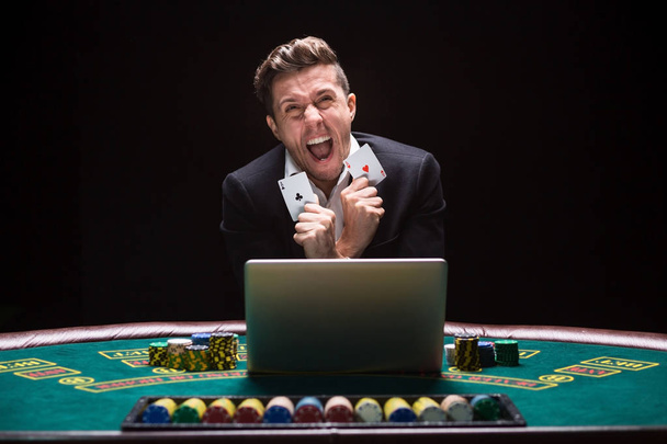 Jogadores de poker online sentados à mesa
 - Foto, Imagem