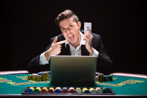 Masada oturan online poker oyuncuları - Fotoğraf, Görsel