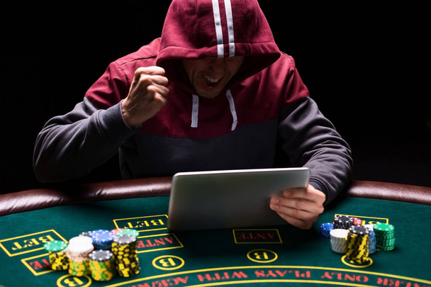Joueurs de poker en ligne assis à la table
 - Photo, image