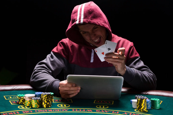 Online poker players sitting at the table - Foto, Bild