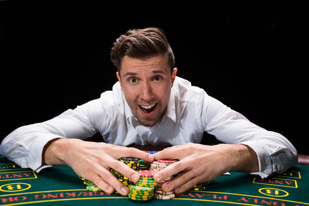 щасливий гравець онлайн покер
 - Фото, зображення