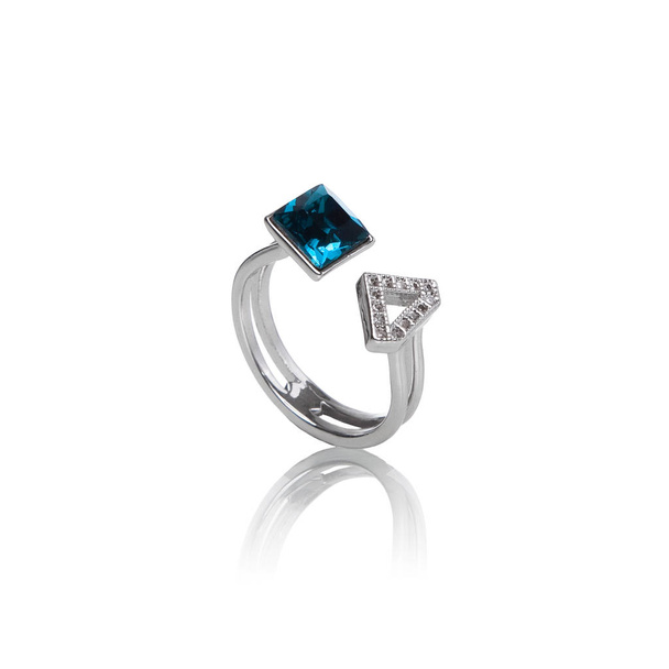 Bague bijoux luxe argent avec une pierre bleue cristal sur fond blanc
 - Photo, image