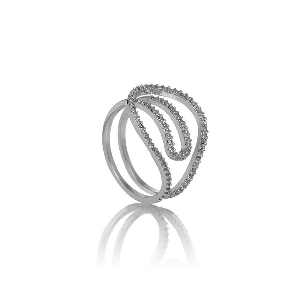 Luxusní stříbrný prsten šperky s krystaly na bílém pozadí - Fotografie, Obrázek