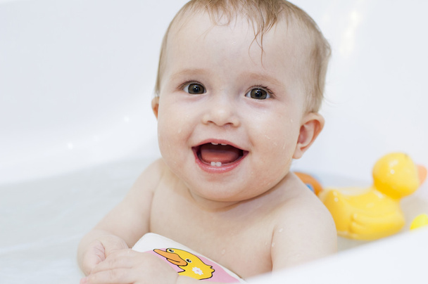 Малышка принимает большую ванну
 - Фото, изображение