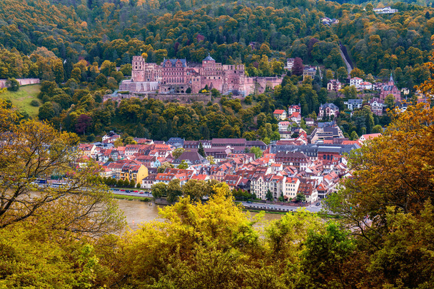 Vista sobre Heidelberg no outono com folhagem vermelha, incluindo Carl The
 - Foto, Imagem