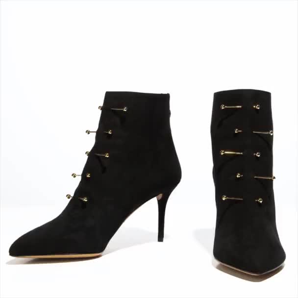 Černé luxusní dámské boty s vysokými podpatky se pohybují na bílém pozadí - Záběry, video